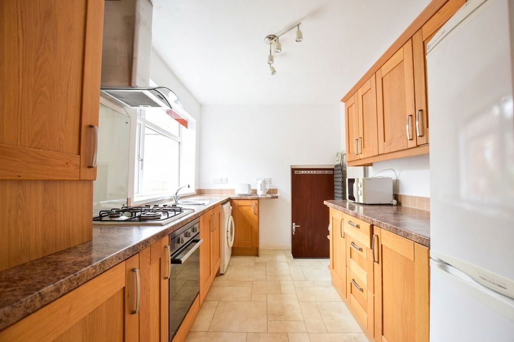 Property photo 2 of 10 Kitchen