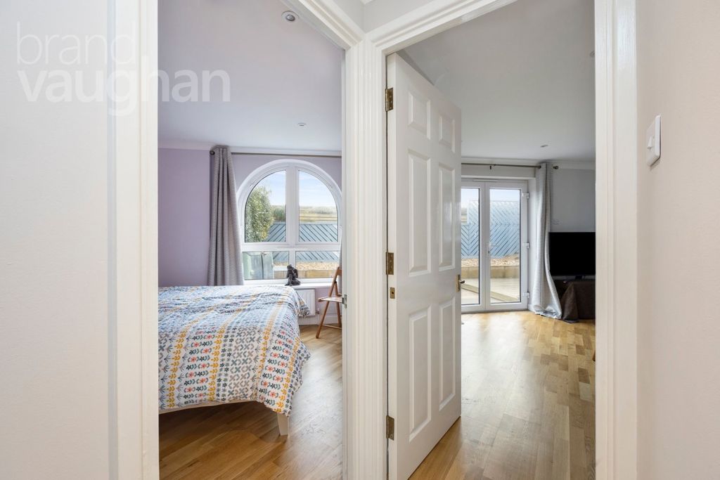 Property photo 3 of 11 Hallway