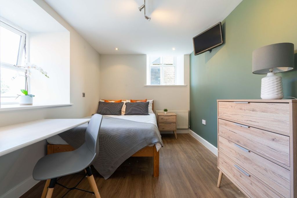 Property photo 2 of 18 Flat 3 Shiners Yard