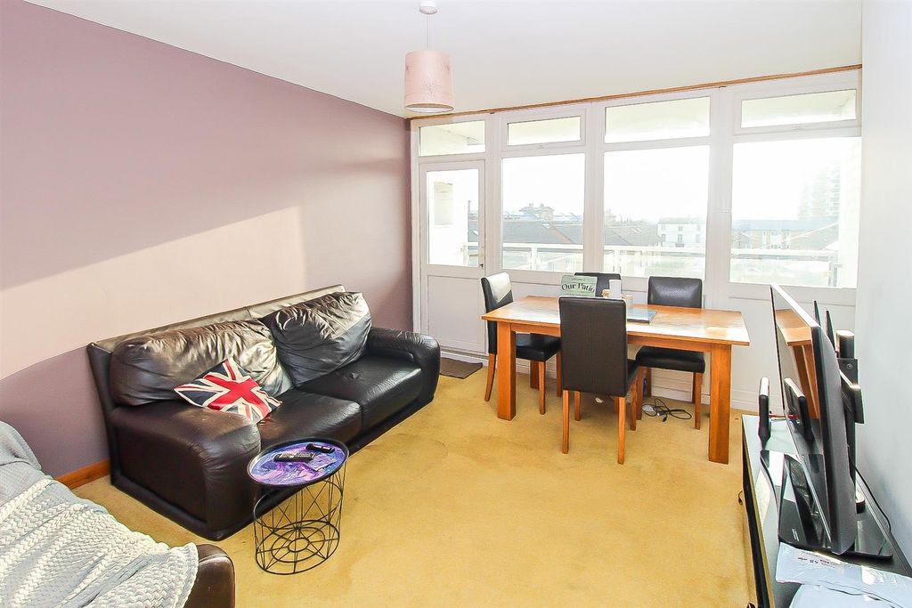 Property photo 3 of 8 Lounge