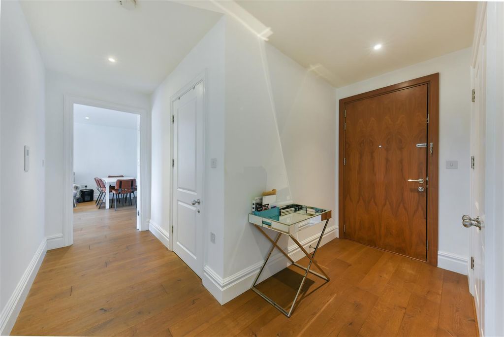 Property photo 3 of 18 Oakhill Road, 5, 28-2.Jpg