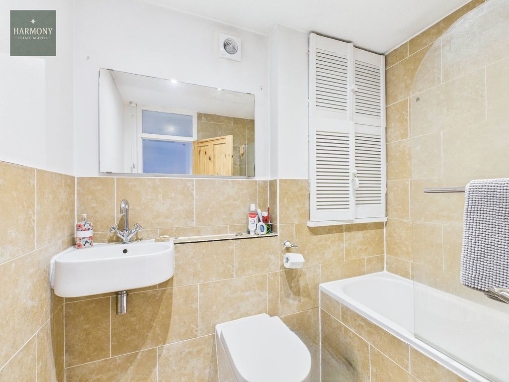 Property photo 3 of 9 Bathroom