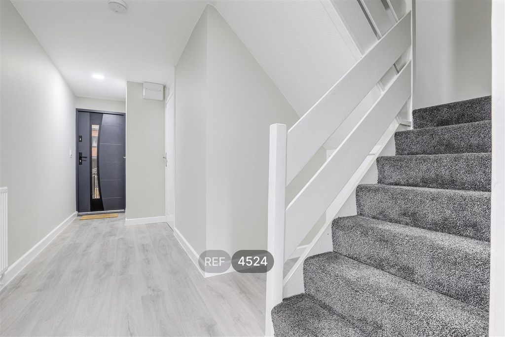 Property photo 2 of 14 Hallway