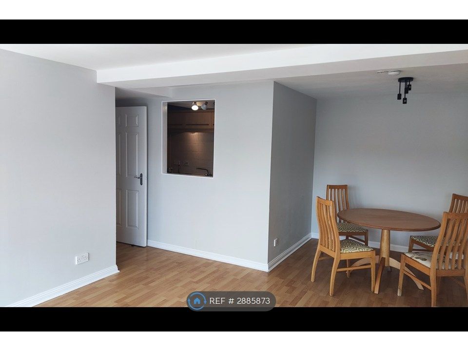Property photo 3 of 11 Living Roam