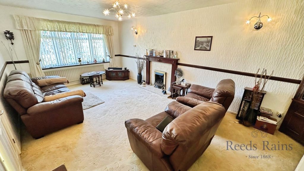 Property photo 2 of 12 Lounge