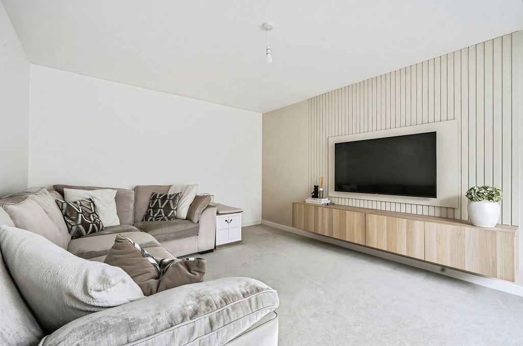 Property photo 3 of 20 Pbox-Img.Jpg