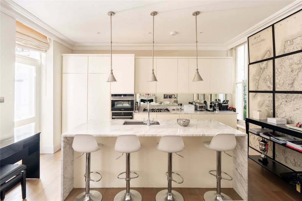 Property photo 2 of 11 Kitchen