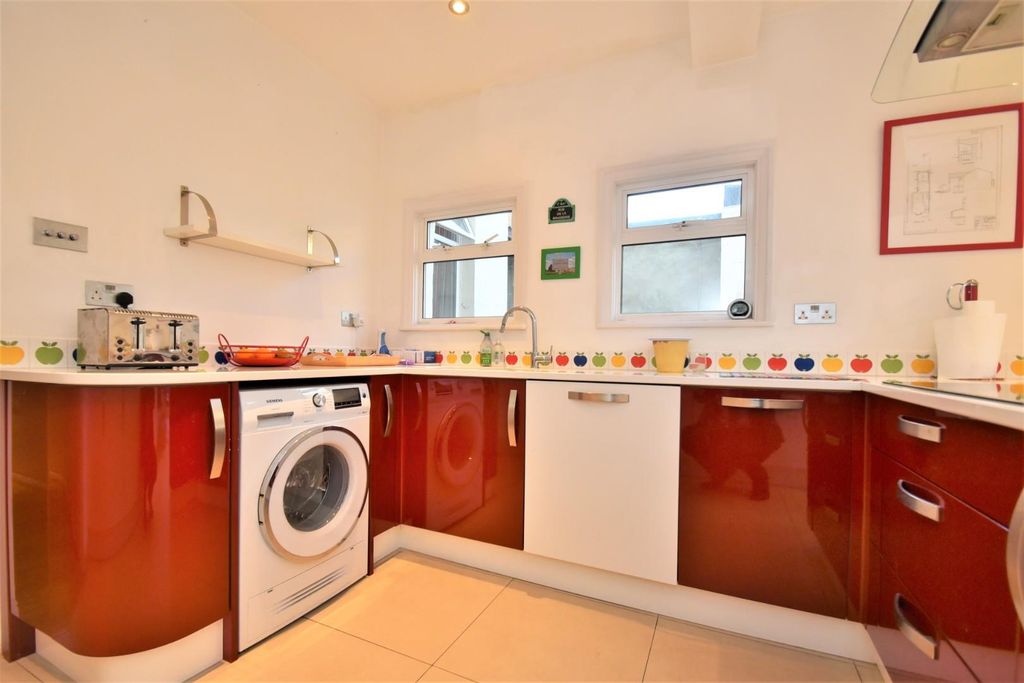 Property photo 3 of 18 Kitchen