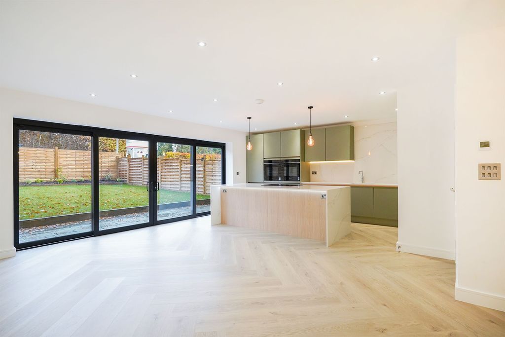 Property photo 3 of 27