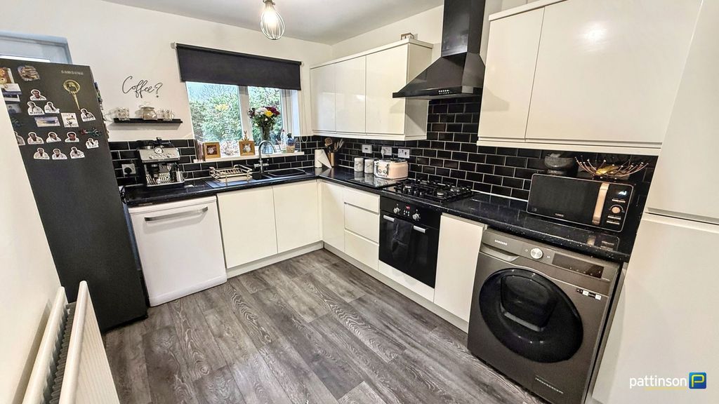 Property photo 3 of 27