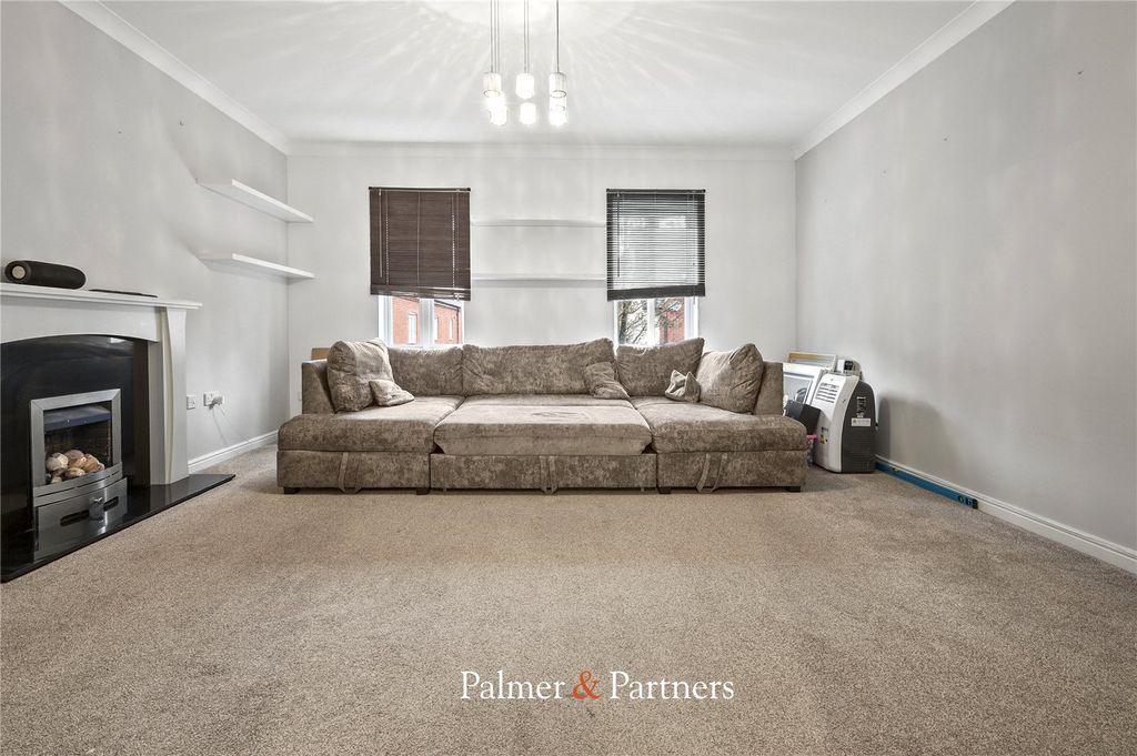 Property photo 2 of 11 Lounge