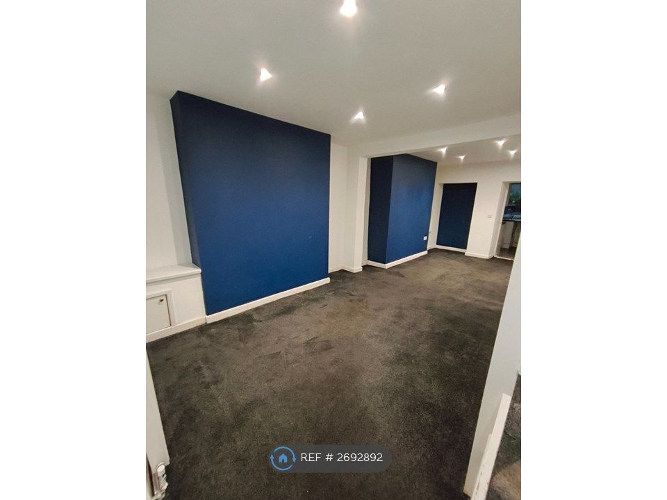 Property photo 1 of 17 Living Room (1)