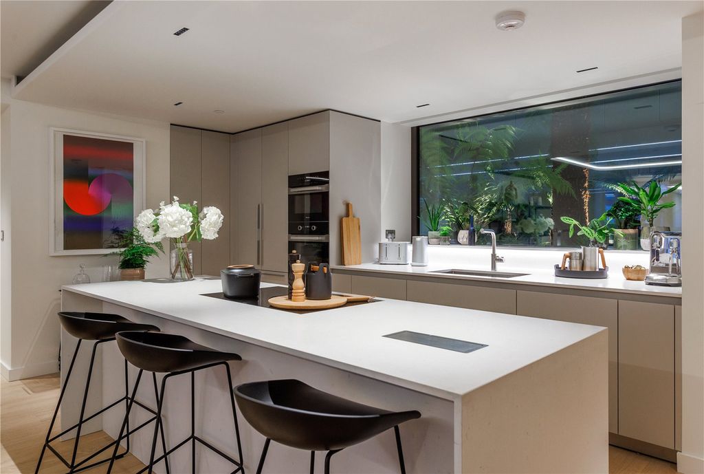 Property photo 3 of 9 Dining Area