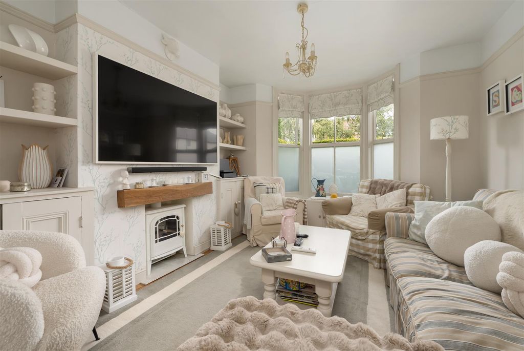 Property photo 2 of 16 Argyle Road, Whitstable