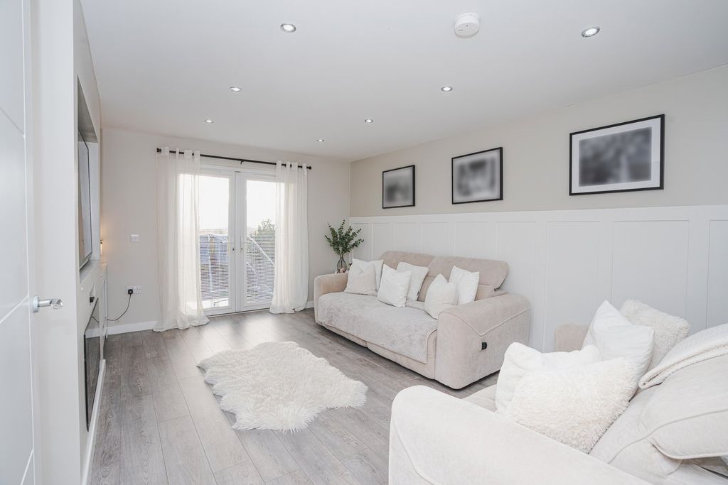 Property photo 3 of 37