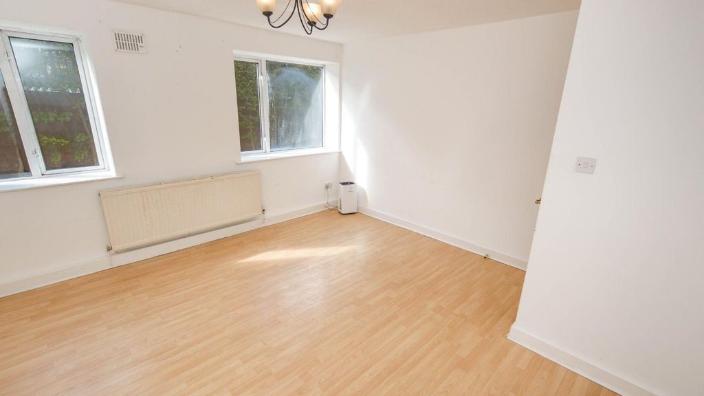 Property photo 3 of 12 Bright And Spacious Double Bedroom Featuring Large...