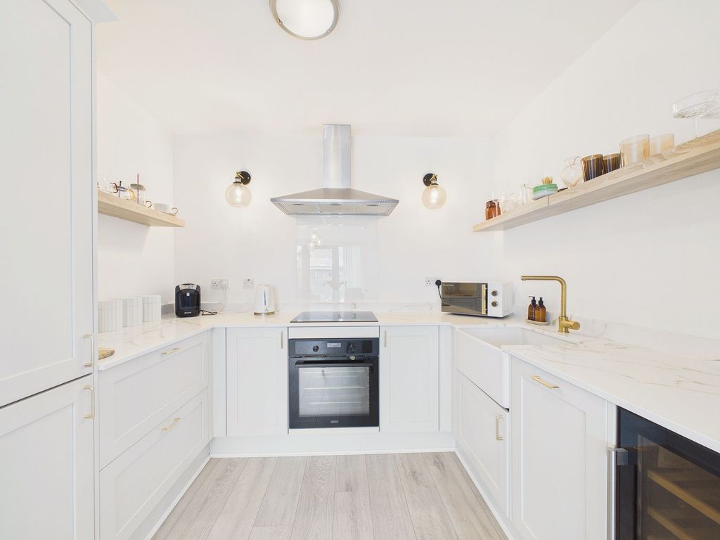 Property photo 3 of 10 Kitchen