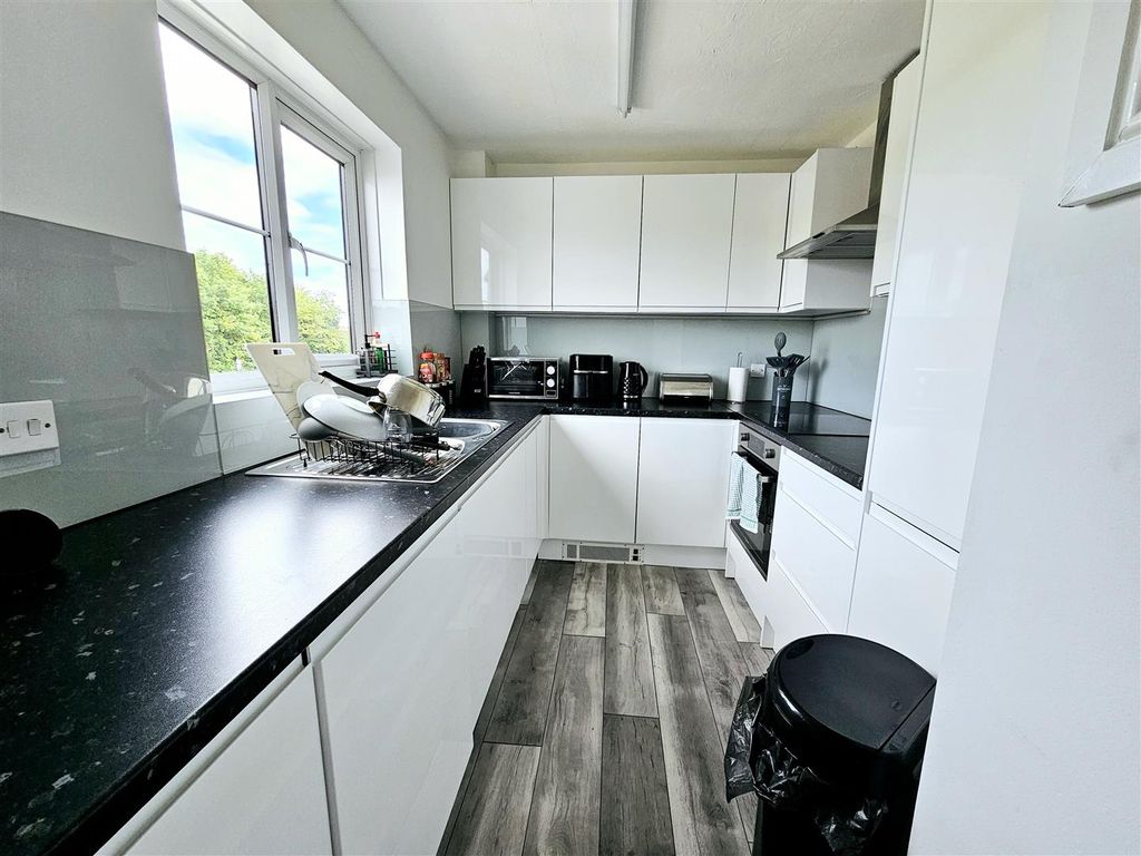 Property photo 2 of 6 Kitchen