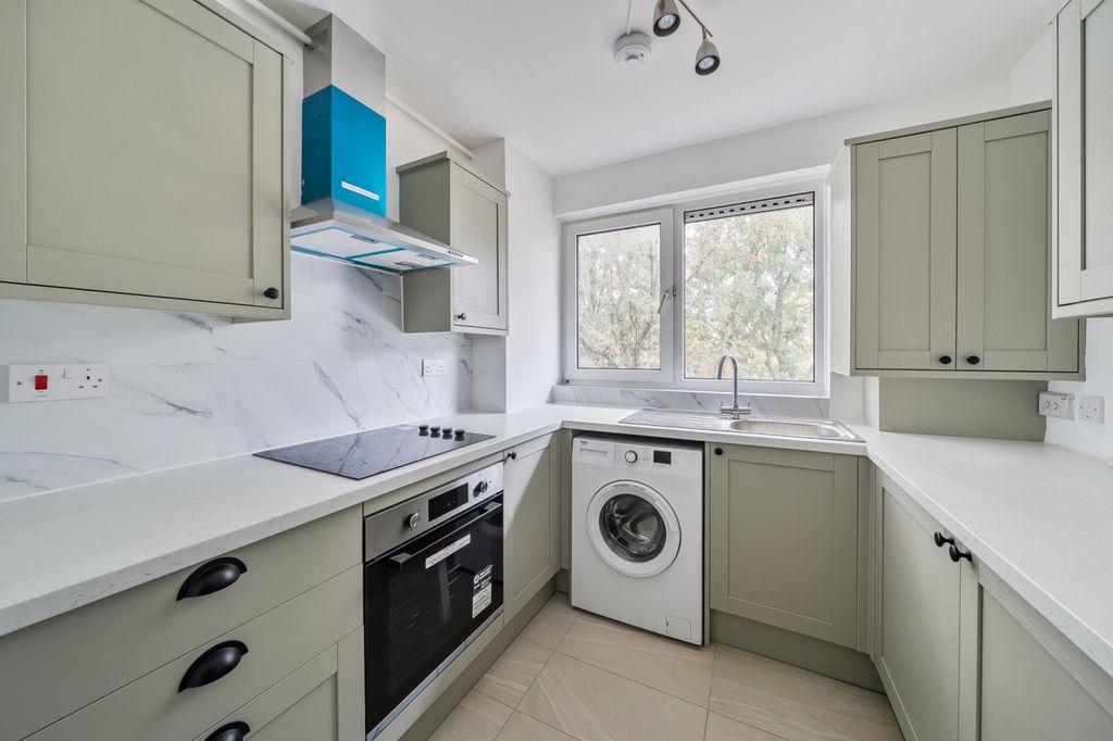 Property photo 2 of 18 1369970-9-68F221d...