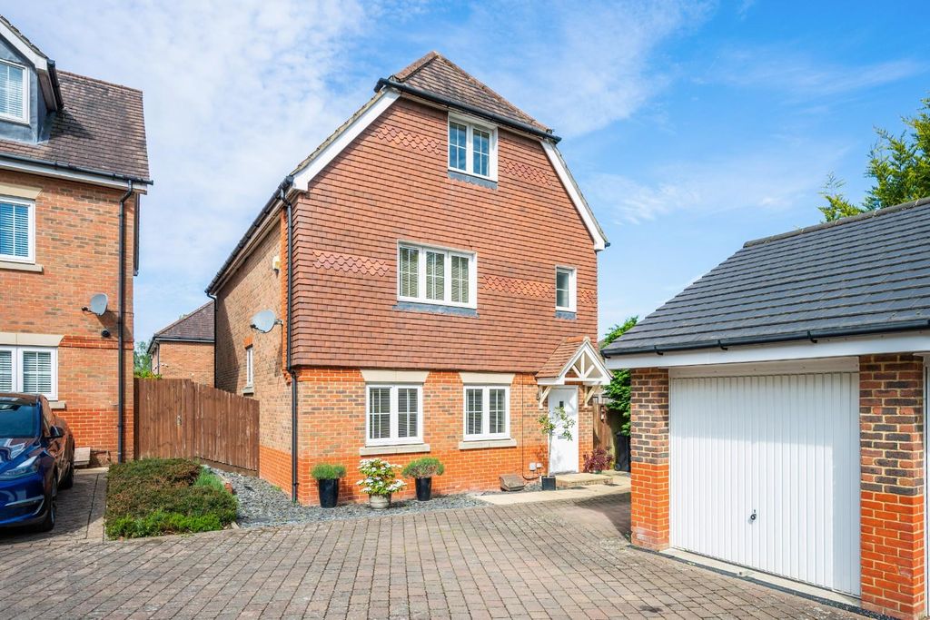 Property photo 1 of 22 Ash Close