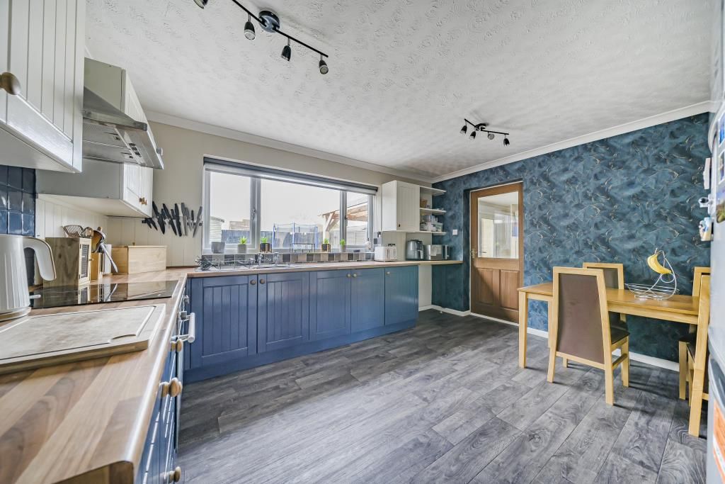 Property photo 3 of 19 Kitchen