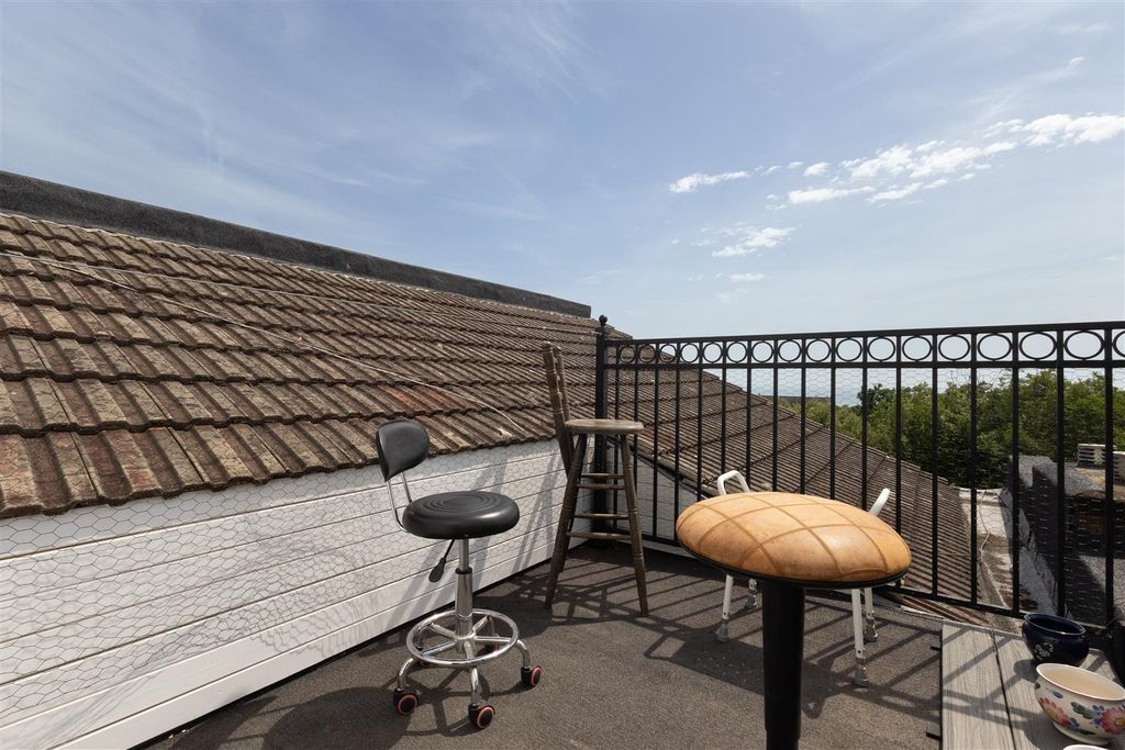 Property photo 3 of 25 Balcony