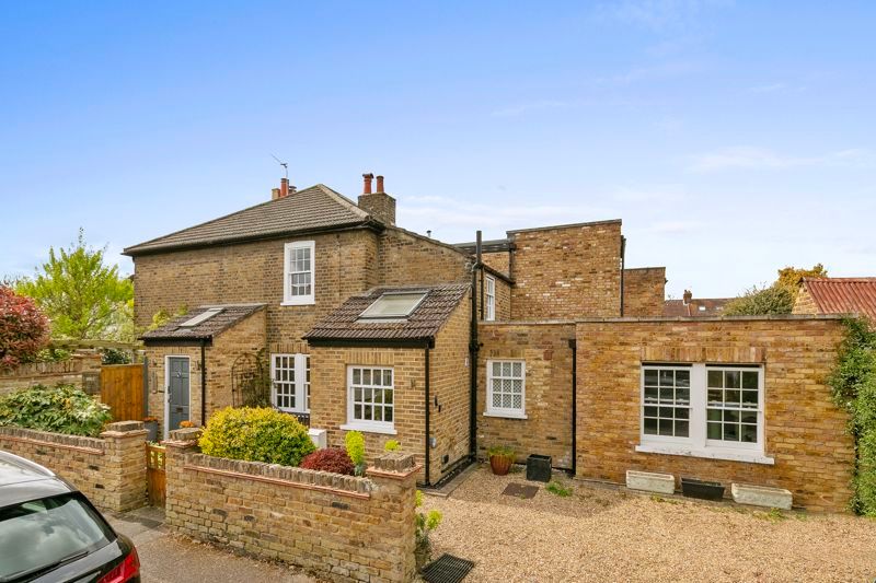 Property photo 1 of 17 Dennis Road, East Molesey