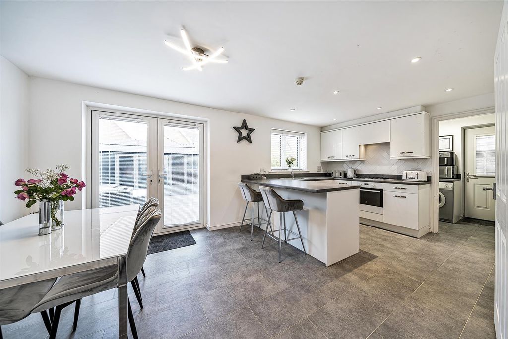 Property photo 2 of 27 Richborough Close Margate, 4 Bedroom Home For Sale