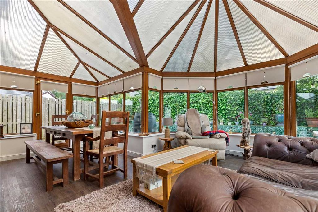 Property photo 3 of 33 Conservatory