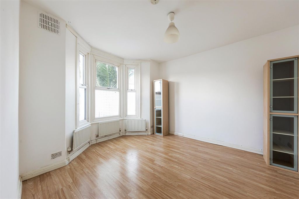 Property photo 2 of 24 Ramsay Road, E7