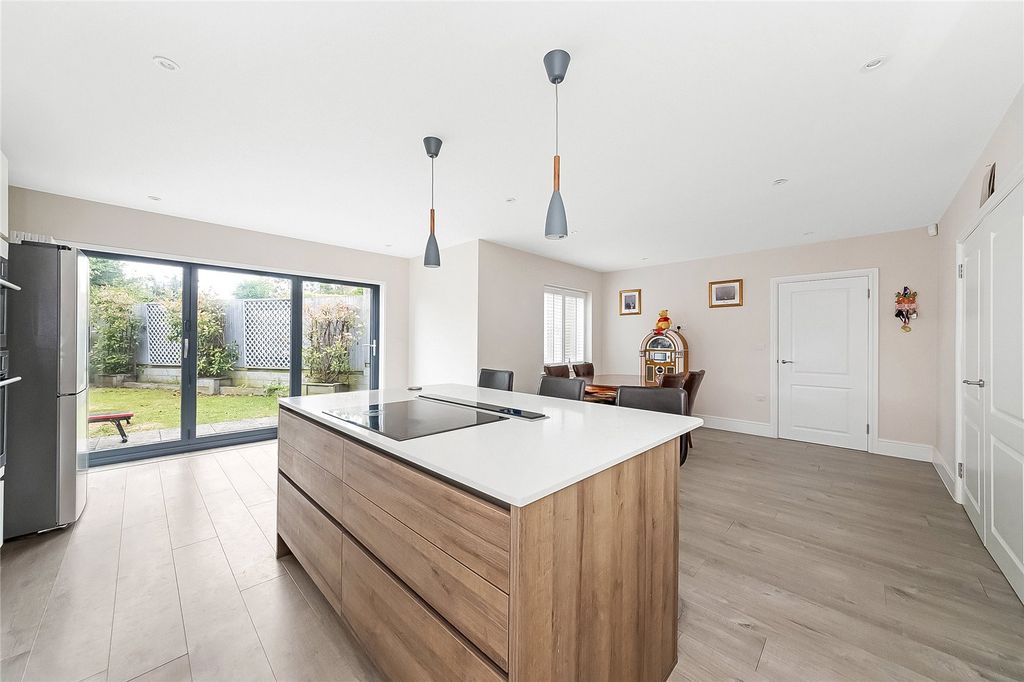 Property photo 3 of 16 Picture No. 12