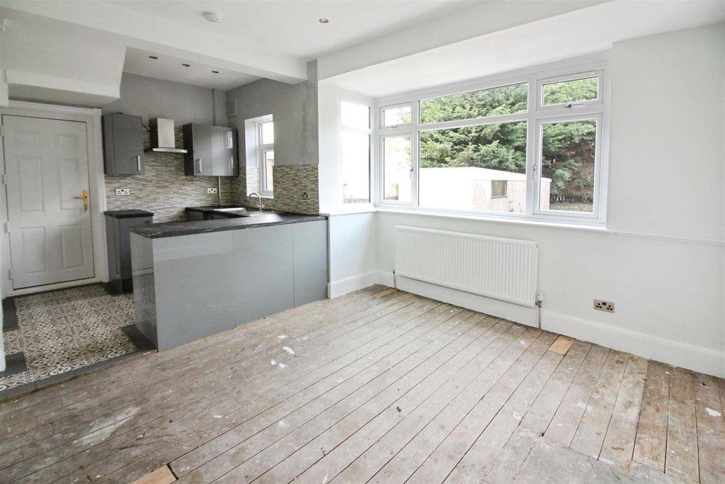 Property photo 3 of 10 Kitchen/Dining Room
