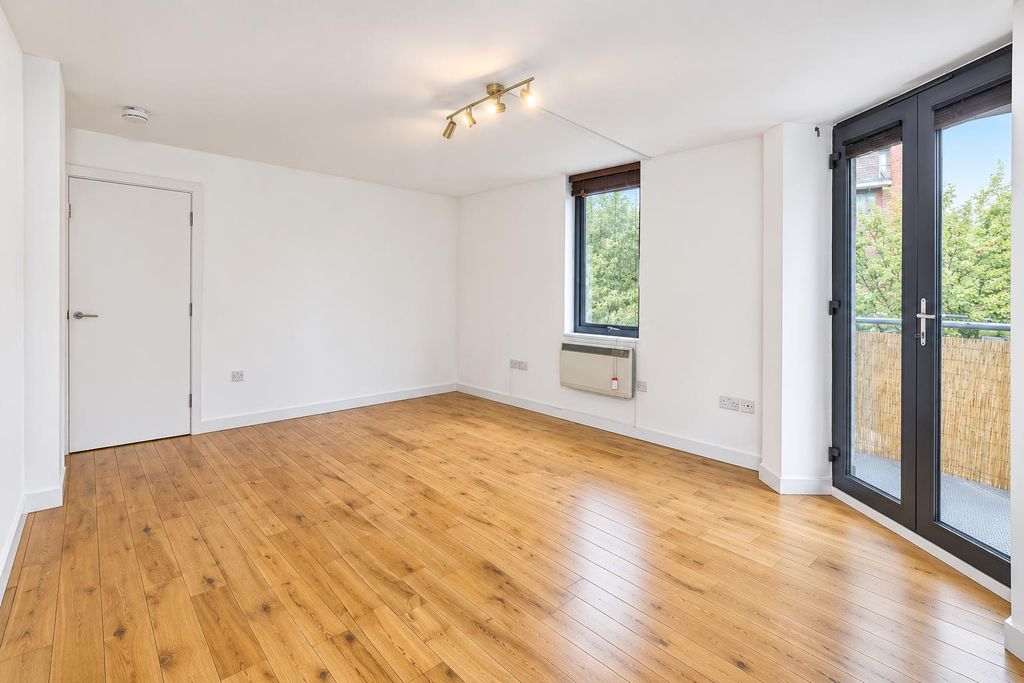 Property photo 3 of 20 Flat 4 Murray Grove 8466.Png
