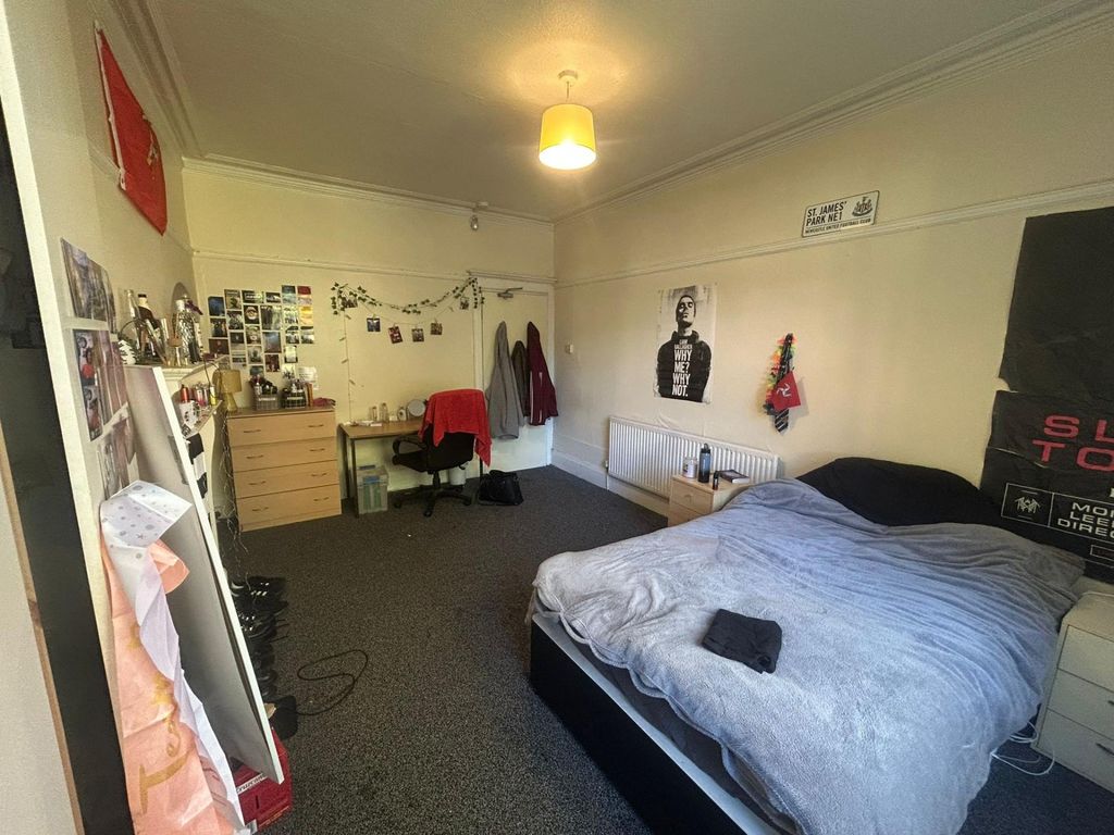 Property photo 1 of 23 A Comfortable And Well-Maintained Bedroom Featurin...