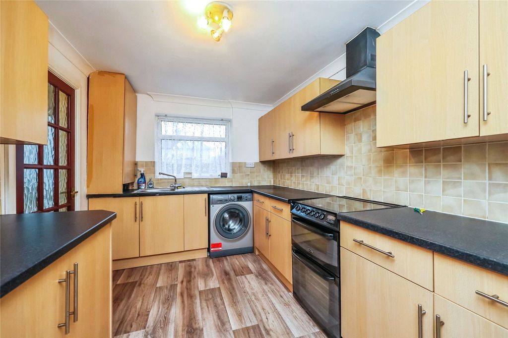 Property photo 3 of 13 Fitted Kitchen