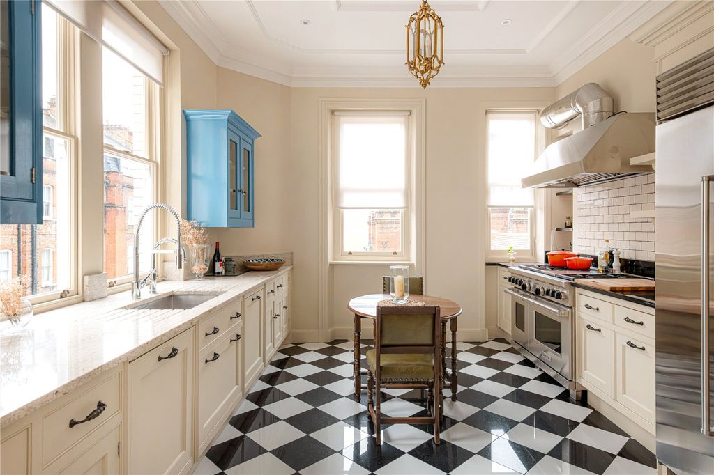 Property photo 3 of 14 Kitchen Dining