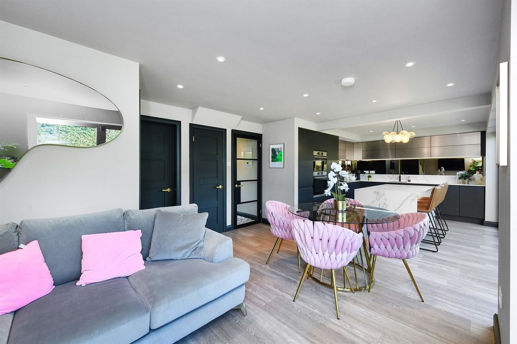 Additional image 6 of 5 bed detached house to rentMelton Gardens NG12