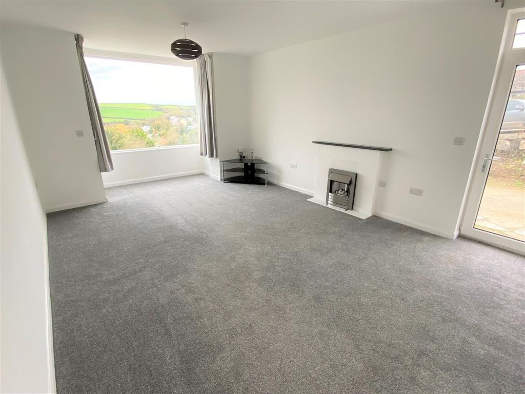 Property photo 3 of 10 Lower Deck, 14 Headleigh Road Lounge