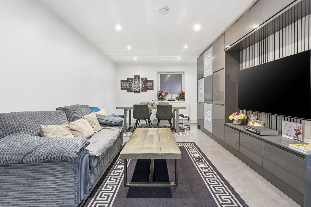 Property photo 2 of 24