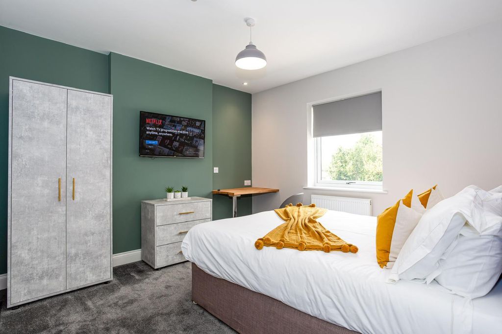 Property photo 1 of 6 3 Eastwoodbury Lane Rm 4 .1.Jpg