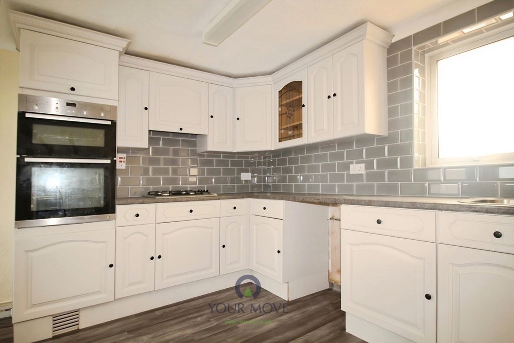 Property photo 2 of 11 Kitchen