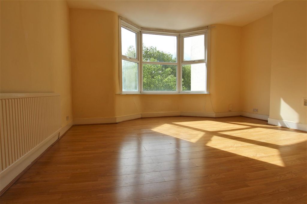 Property photo 1 of 10 Lounge