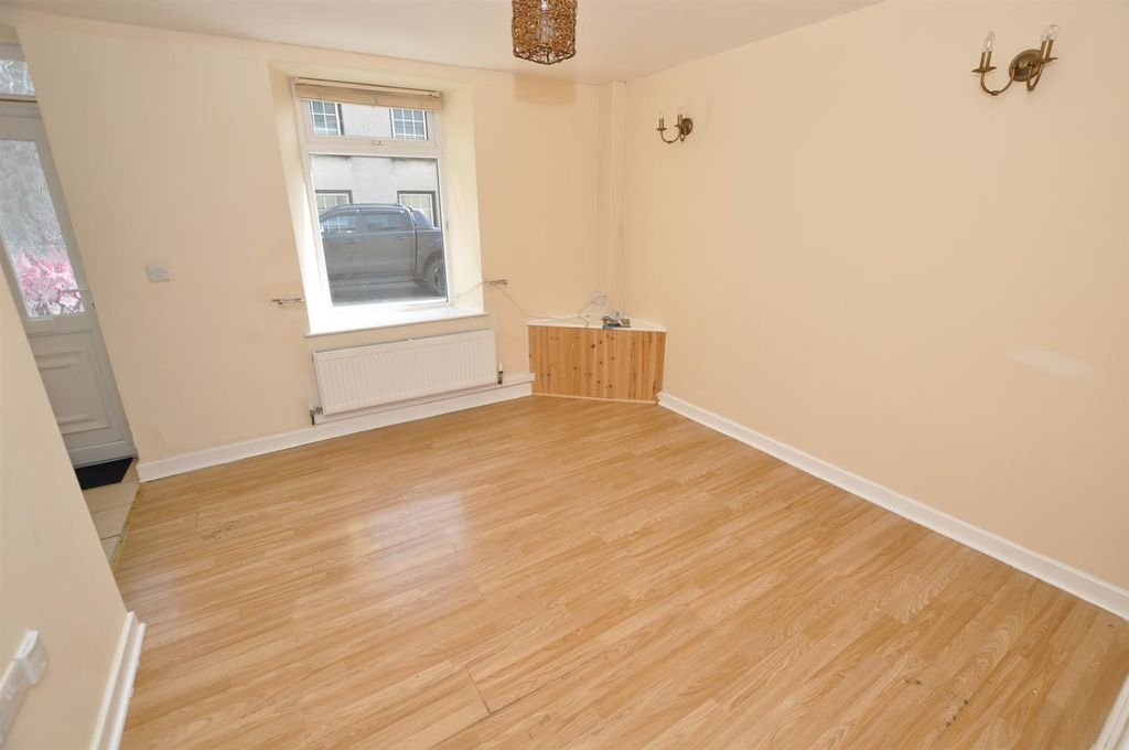 Property photo 3 of 11 Lounge