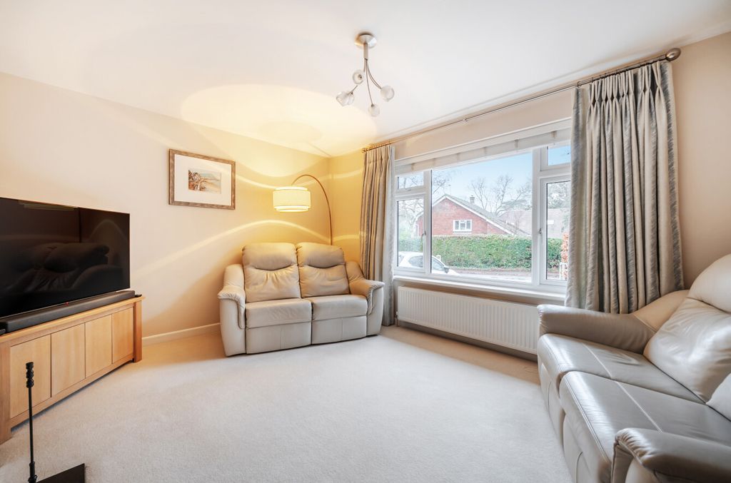 Property photo 3 of 12 1395259-11-695Fa9...