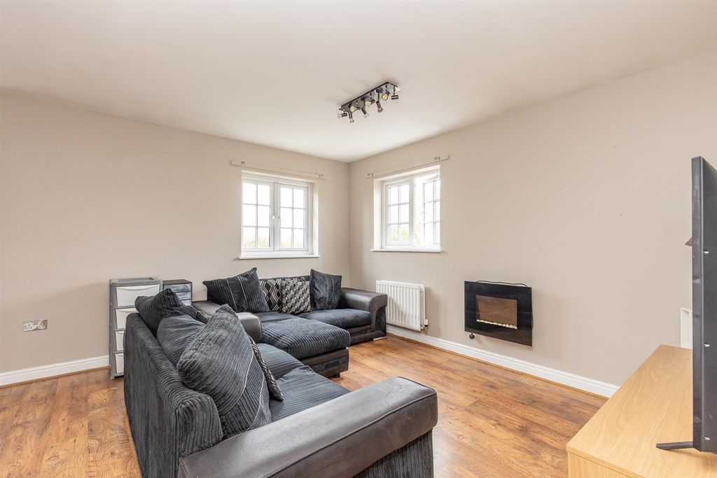 Property photo 2 of 10 Living Room/Kitchen