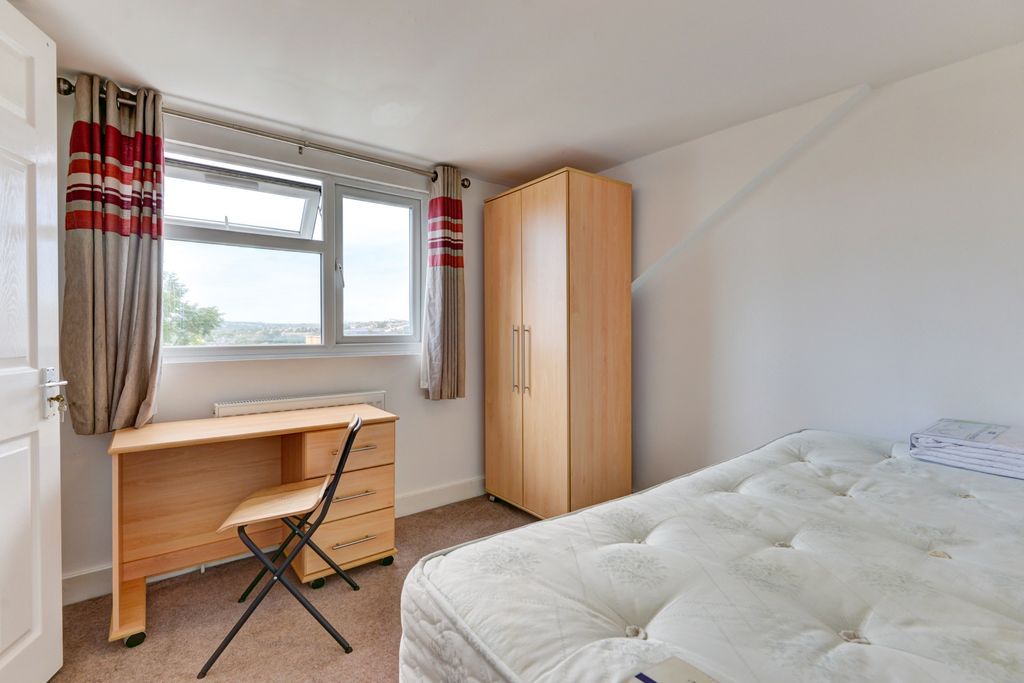 Property photo 3 of 29 A Neat And Well-Lit Student Bedroom Featuring A Be...