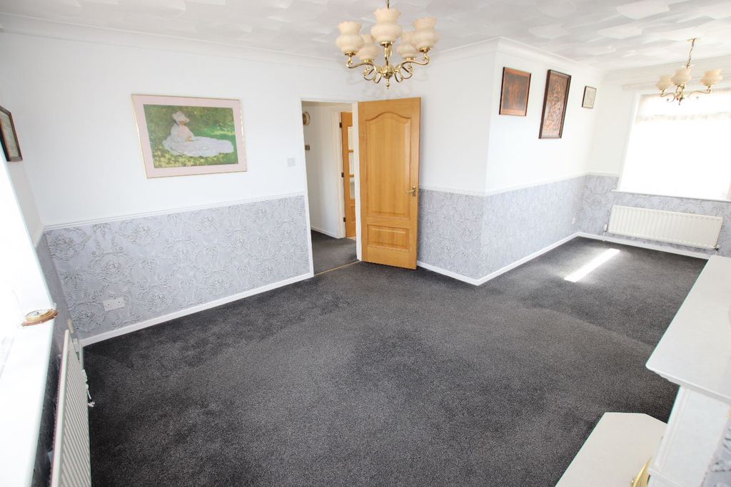 Property photo 2 of 21 Thorpe Road 222 - Lounge 3
