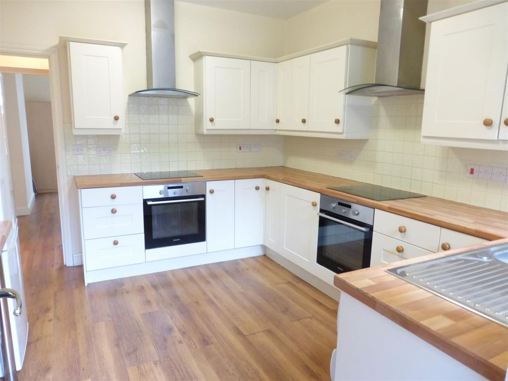 Property photo 3 of 16 Kitchen