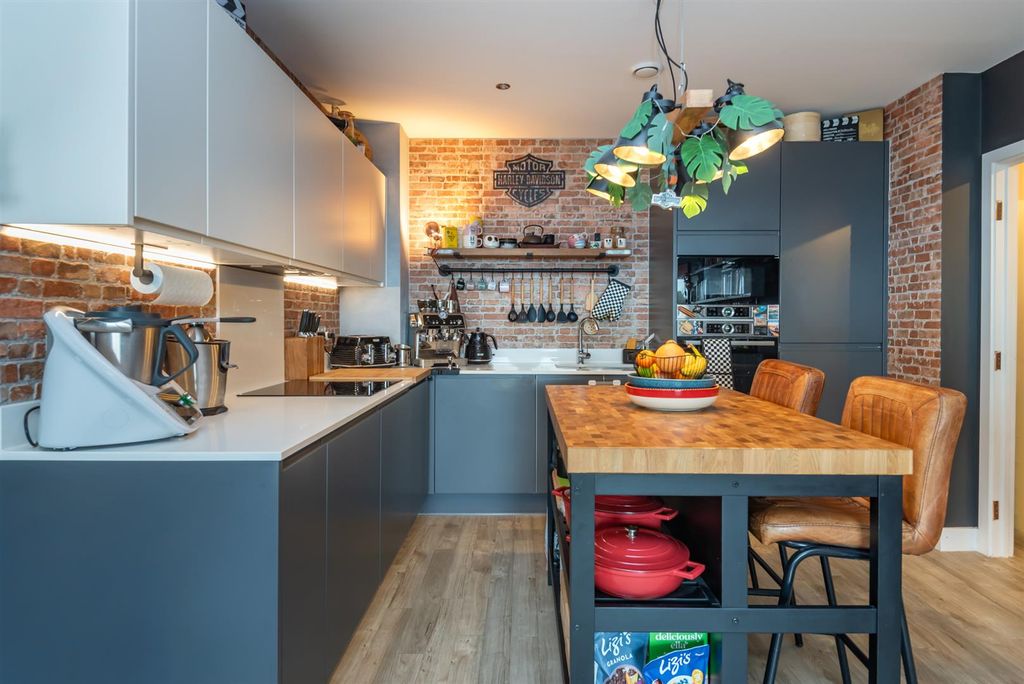 Property photo 3 of 16 06-605_Suntrap_Court_E3.Jpg