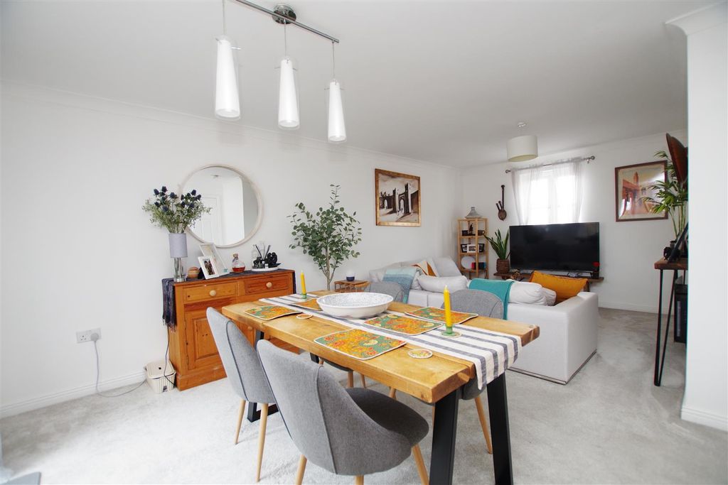 Property photo 2 of 13 Lounge/Diner